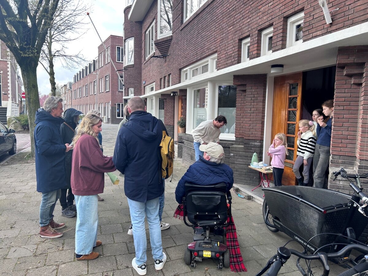 Voorafgaand aan de struikelstenenplaatsing in Oudwijk (foto: JT)