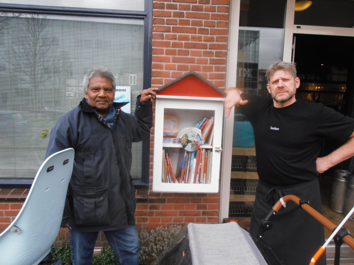 Het boekenkastje bij Vondellaan 15a met rechts: Pepijn van Bar Nostro. Foto: Frans de Jonge.