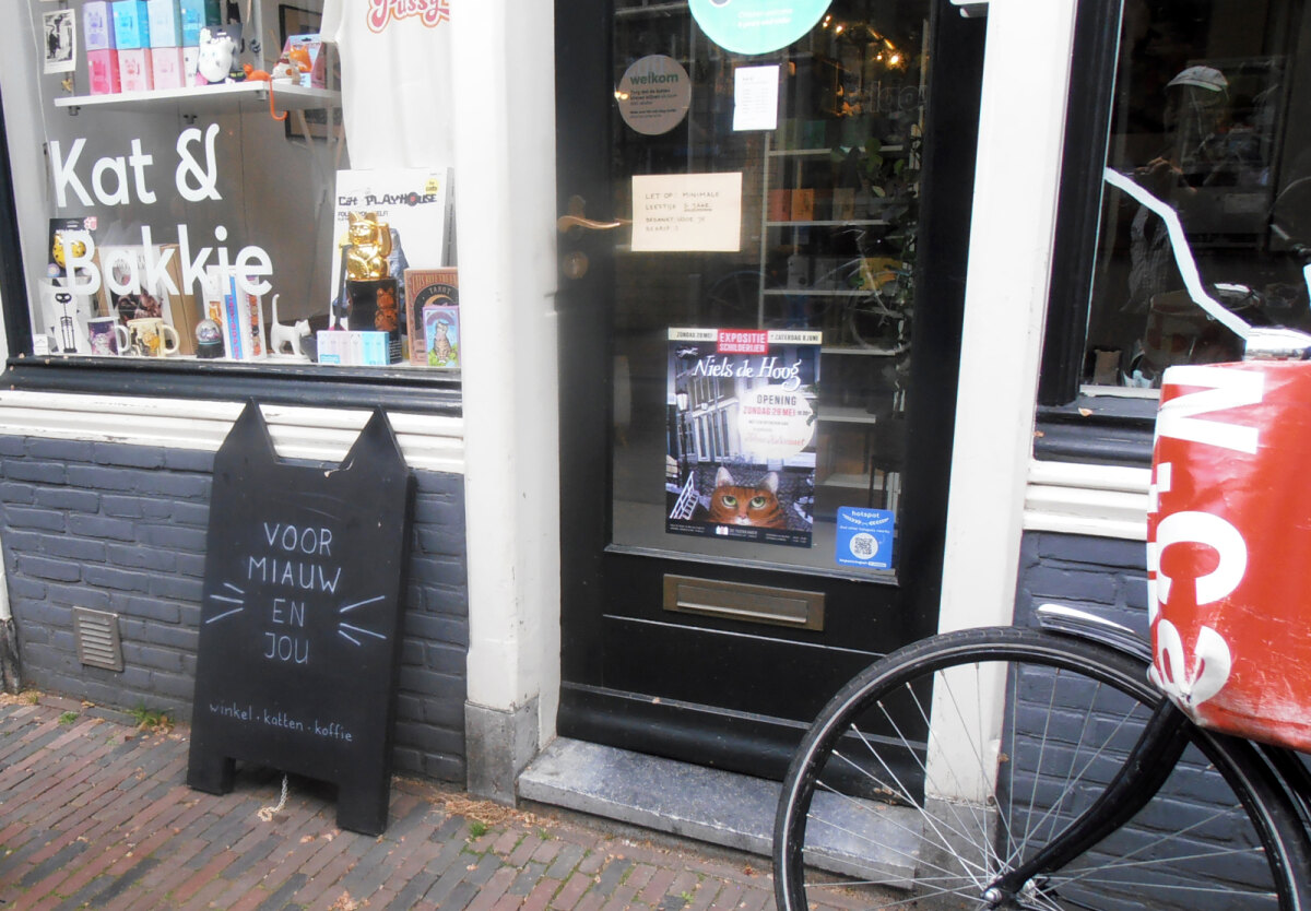 Het Kattencafé op de Twijnstraat, met op de deur een poster met de nieuwe expo van Niels. Foto: FdJ