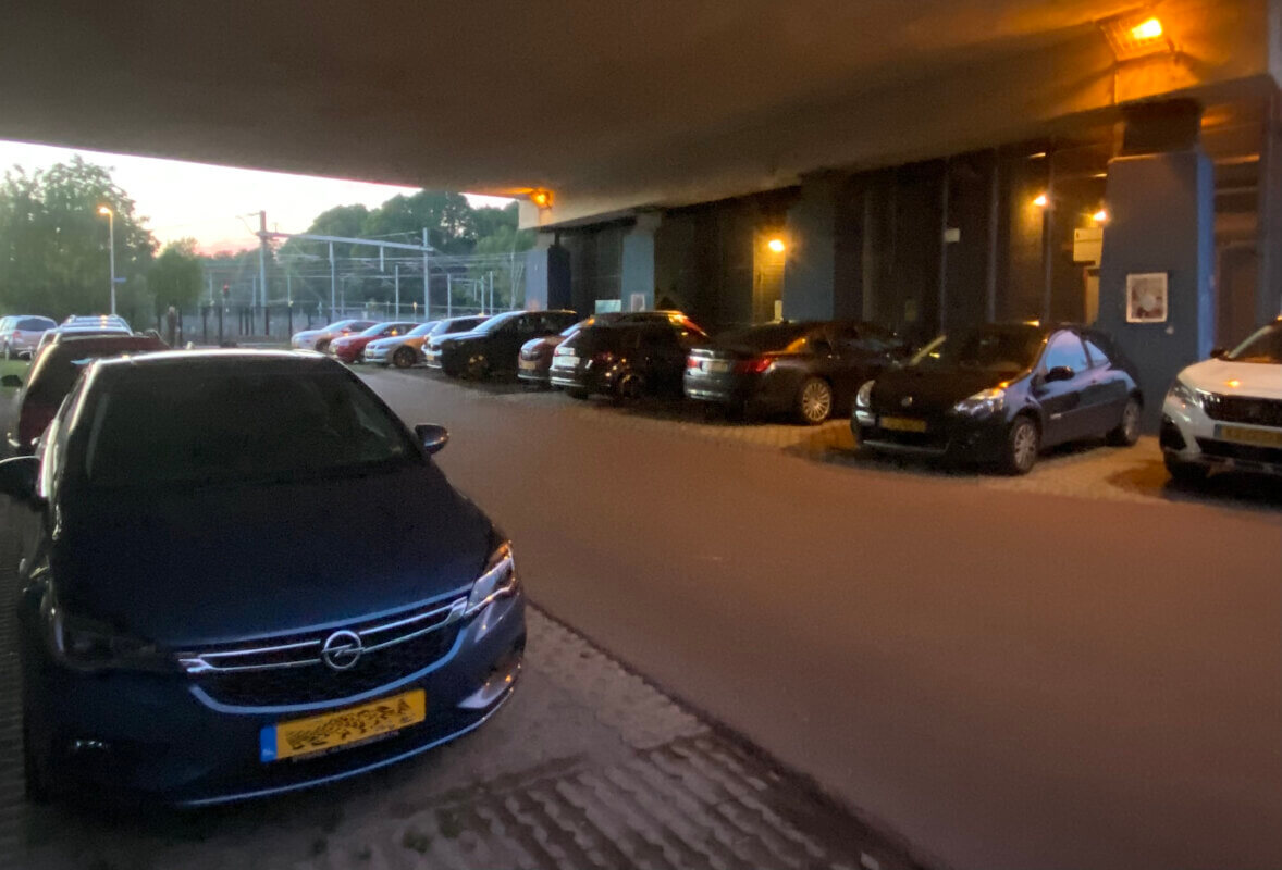 Geparkeerde auto's onder de Waterlinieweg bij het Houtensepad. Foto: JT