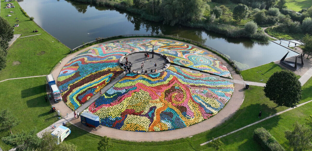 Een schilderij van elpees op de heuvel van het Griftpark. Detail van een foto van Albert Kok