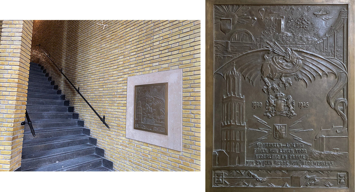 De bronzen plaquette in het trappenhuis van het voormalige postkantoor, mei 2020 (foto's: J. Terlingen)