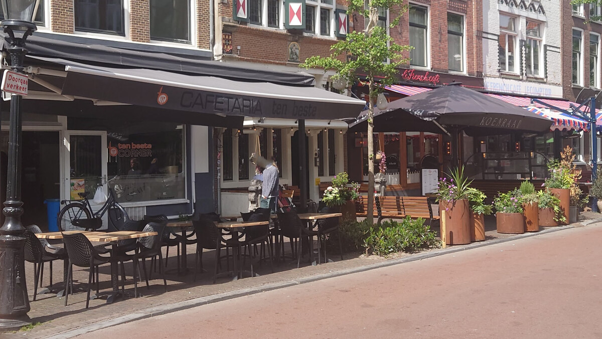 Links cafetaria Ten Beste, ernaast zijn buren op de Voorstraat