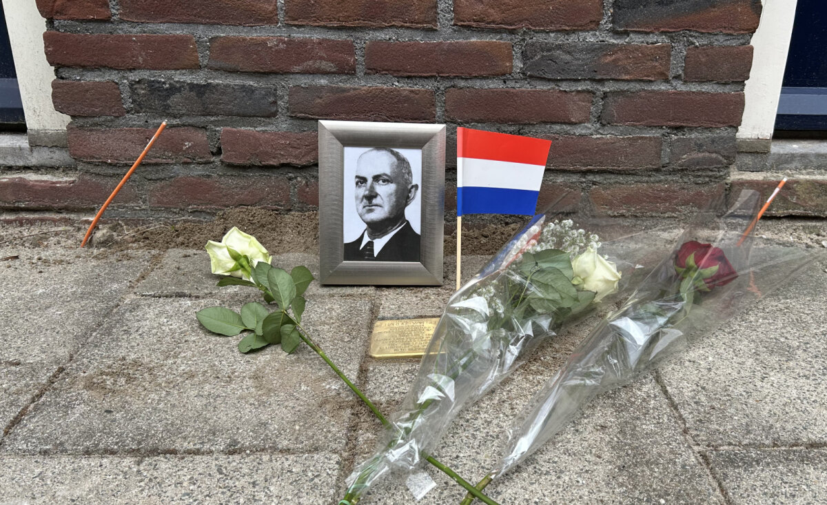 Lombokstraat 18, na de plaatsing van het steentje voor verzetsman Gerardus van Schaik (1881-1942). Foto: JT