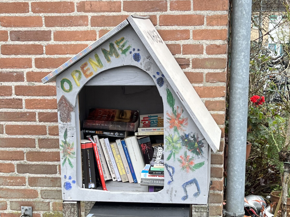 Boekenkastje in de Schelpstraat. Foto: EvA
