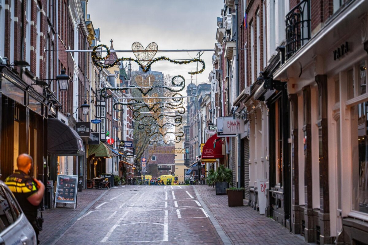 Zadelstraat, gistermiddag - achterin staan hulpdiensten op de Mariaplaats en Springweg (foto: Harrie van Veen)