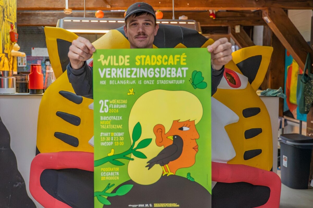 Timber met de poster voor het groene verkiezingsdebat. Foto: HvV