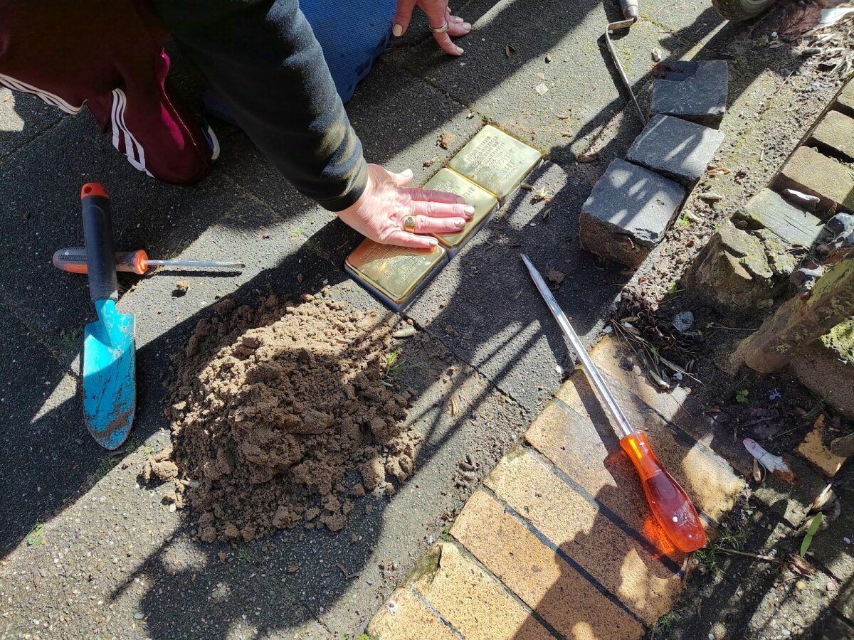 De steentjes zijn geplaatst (foto: Doete Regts)