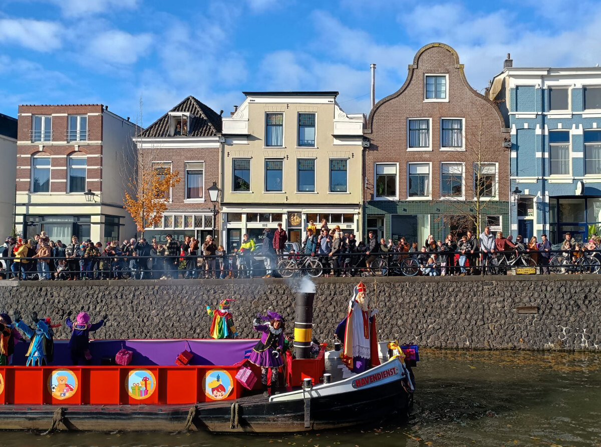 Sint op de Vaartse Rijn, met de op achtergrond de Westerkade. Foto: EM