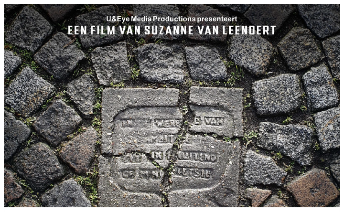 Een gebroken tegel met 'In de wereld van ambitie zit ik fluitend op mijn fietsie', een gedicht van Harry van Putten