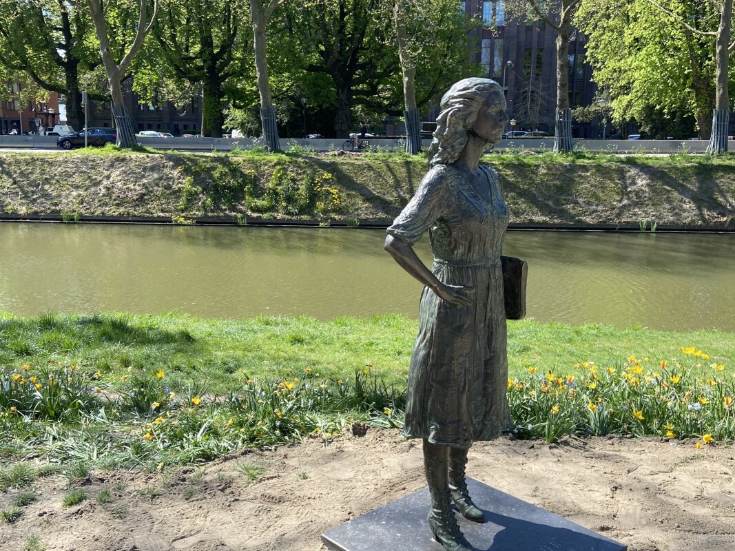 Het standbeeld van Truus van Lier langs de Catharijnesingel, april 2022. Foto: JT