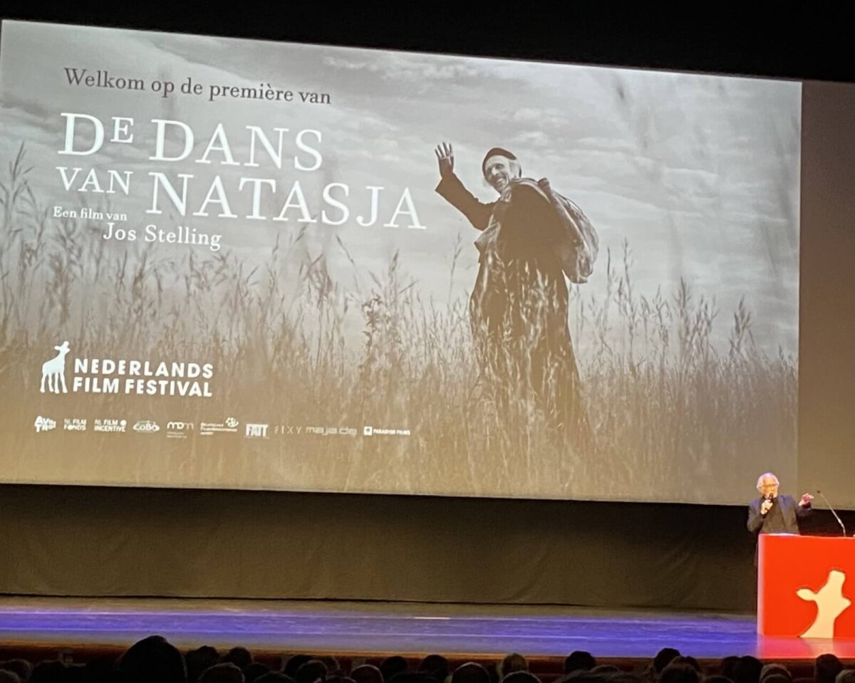 Jos Stelling voorafgaand aan de film in de Stadsschouwburg (foto: JT)