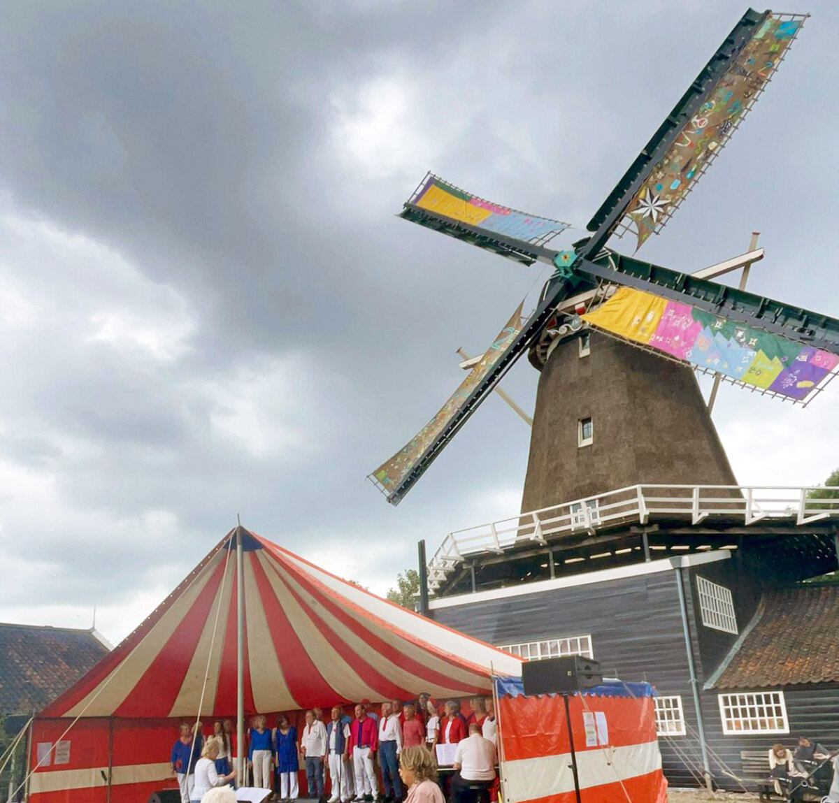 Het weer zag er tijdens dit optreden van De Steegzangers nog dreigend uit. Foto: NB