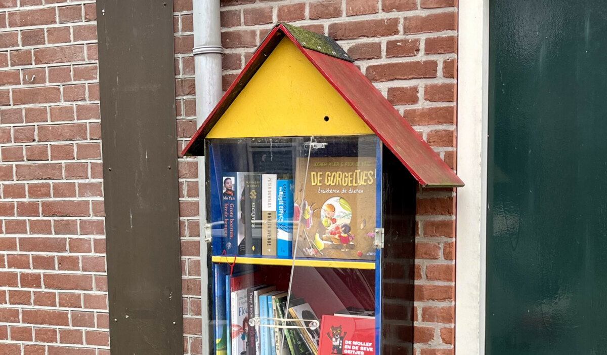 Het boekenkastje op de Takstraat in Wittevrouwen. Foto: EvA