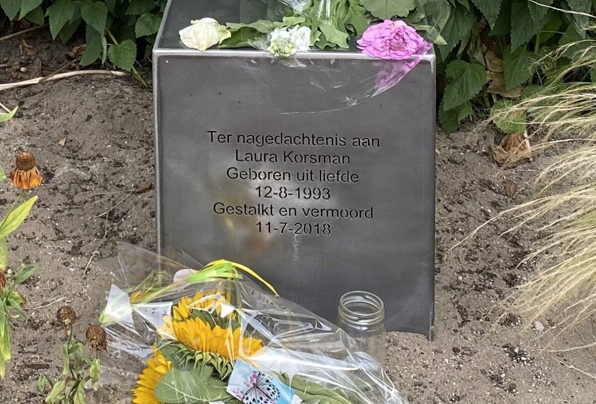 De tekst op de sokkel. Foto: JT