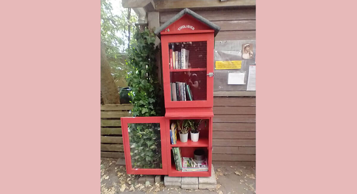 Het boekenkastje in de Tivolituin op de Kruisstraat. Foto: Lente Bruinsma