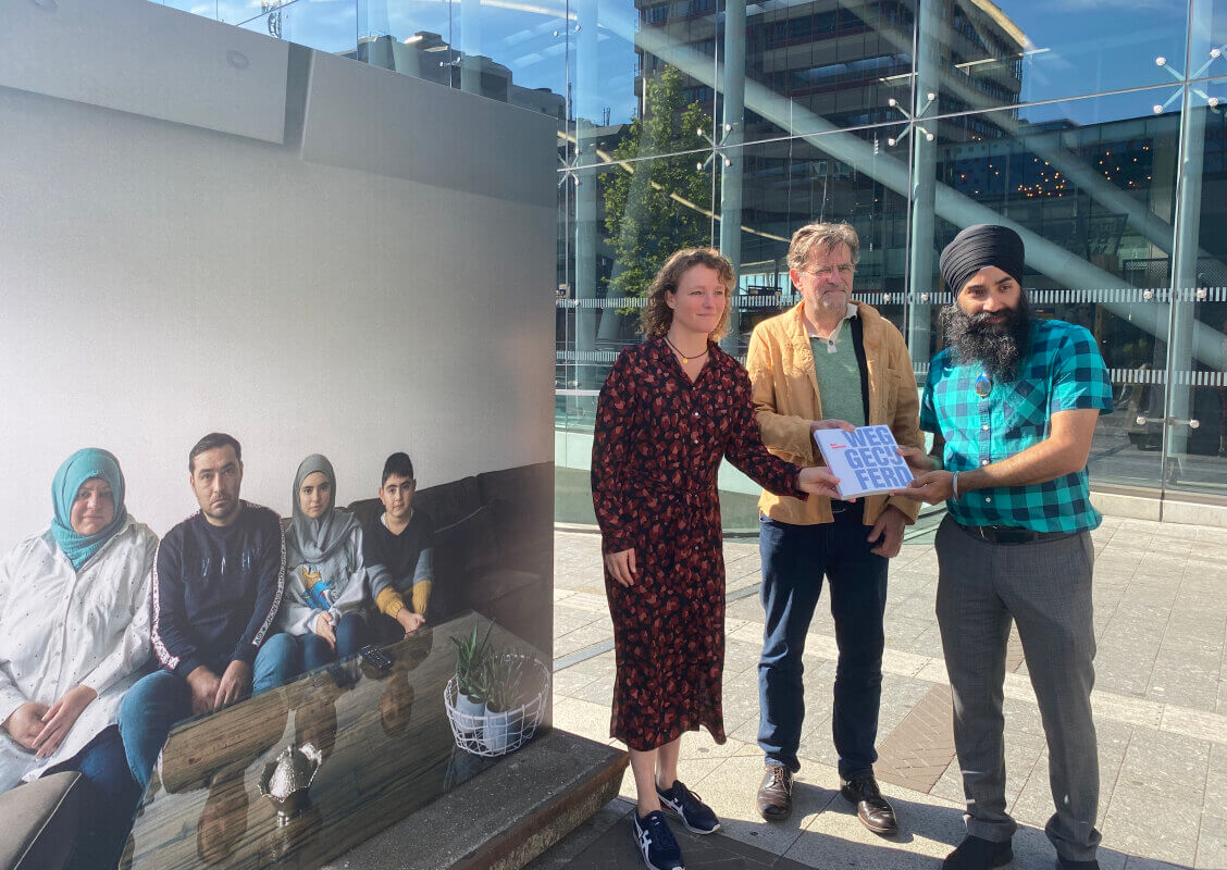 SP-Kamerlid Renske Leijten, fotograaf Bert Teunissen en SP Utrecht-voorzitter Jaswinder Singh tijdens de opening van de tentoonstelling met het fotoboek. Foto: JT