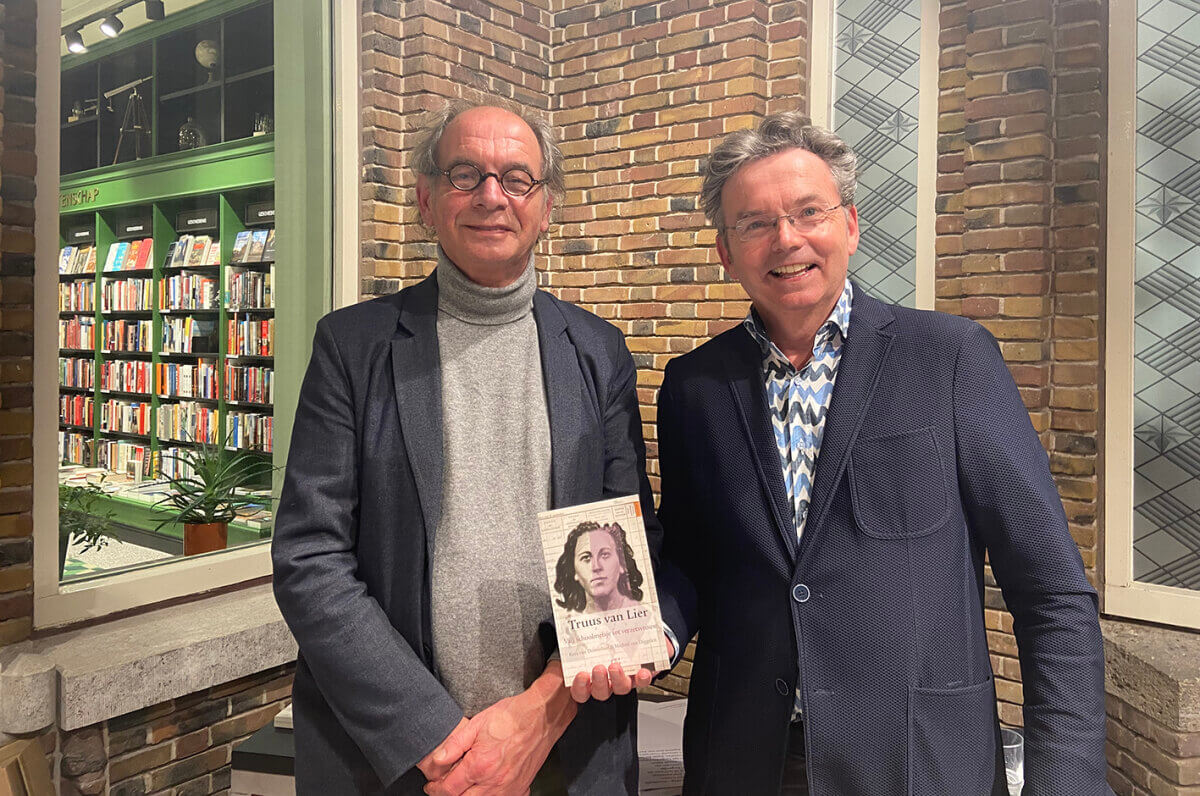 Kees van Domselaar (l) en Michiel van Diggelen met hun boekje over Truus van Lier. Foto: Jim Terlingen