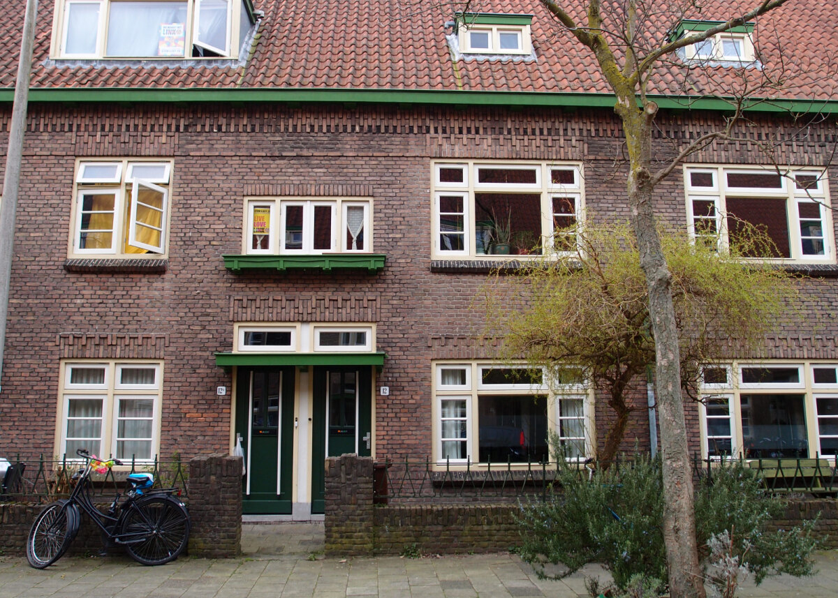 In de vragen van raadsfracties aan het college wordt De Tuinwijk omschreven als een buurt met een bijzondere architectonische uitstraling waarin de woningen veel originele en cultuurhistorische interieurelementen bevatten, zoals glas-in-looddeuren, schouwen en tegelvloeren (foto LE)