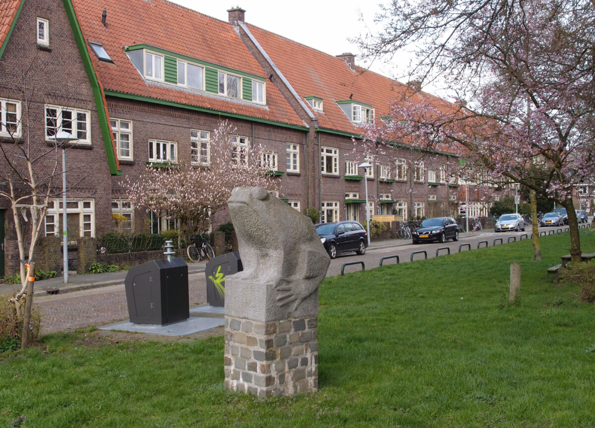 De kikker aan de Willem Arntszkade is een bekend beeld in De Tuinwijk (foto LE)