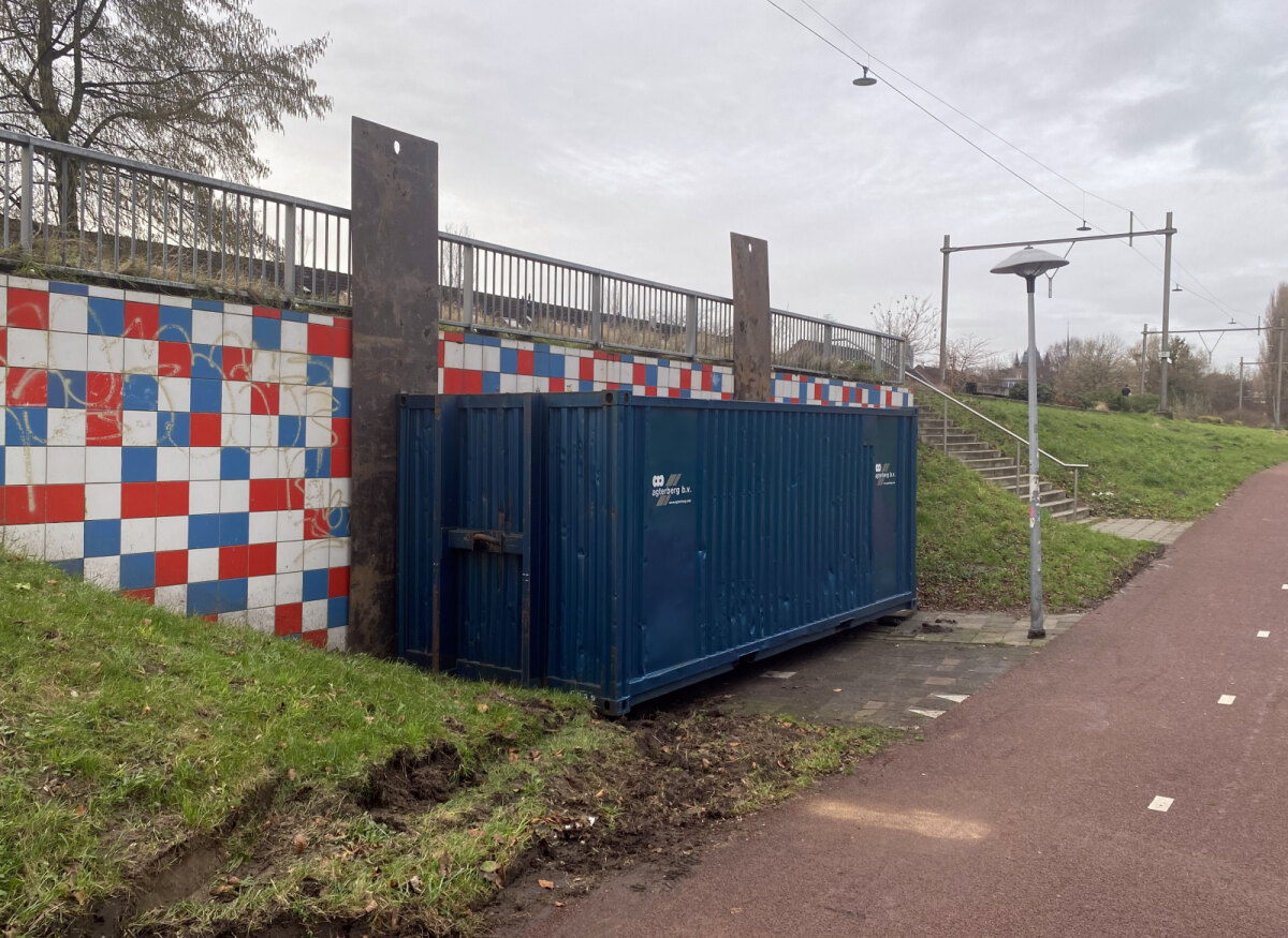 Voorzorgsmaatregelen bij het tunneltje onder de Oosterspoorbaan. Foto: JT
