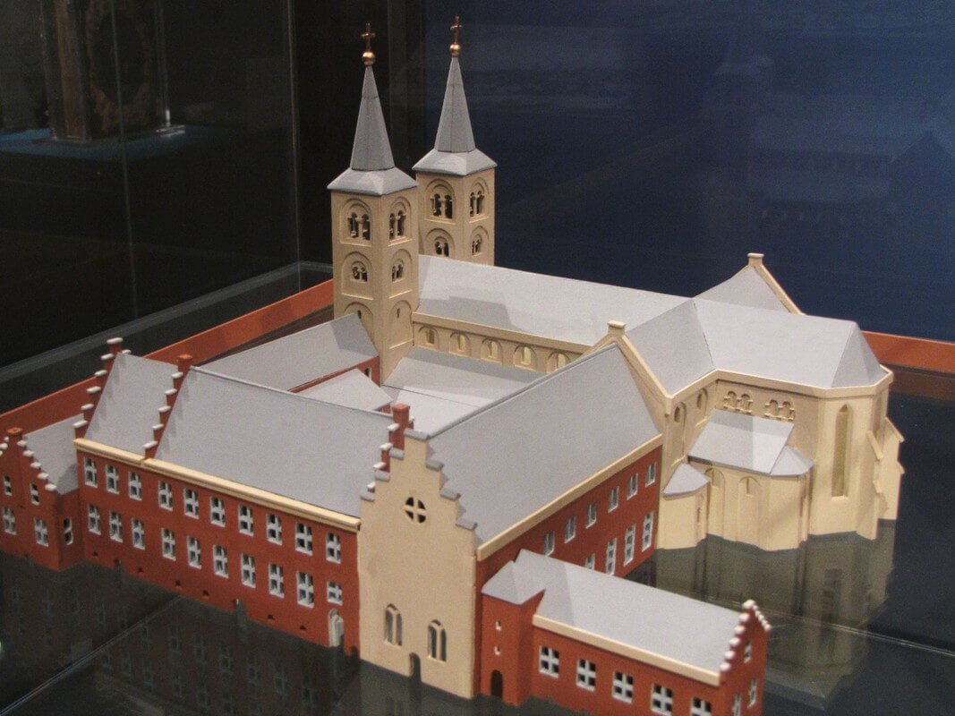 In het Utrechts Archief staat de maquette van de Paulusabdij, gemaakt door Terlingen en Engelbregt. Deze is wel heel goed zichtbaar, staand op een spiegel zodat men ook de onderkant kan zien (foto: Wikipedia)
