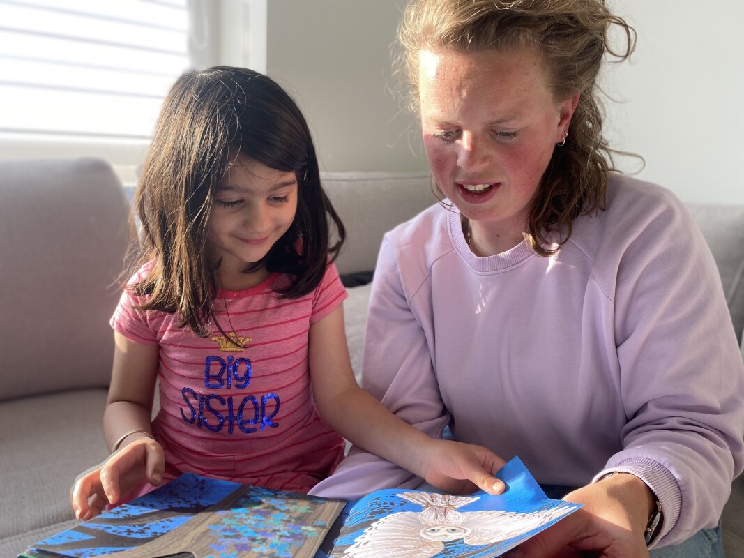 Hannah met voorlezer Yte (foto: VoorleesExpress)