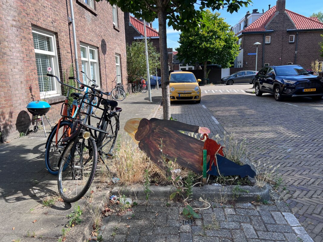 De houten 'vrouw met hond' lag in dit perkje op de Roerdompstraat. Foto: Frans Hofmeester