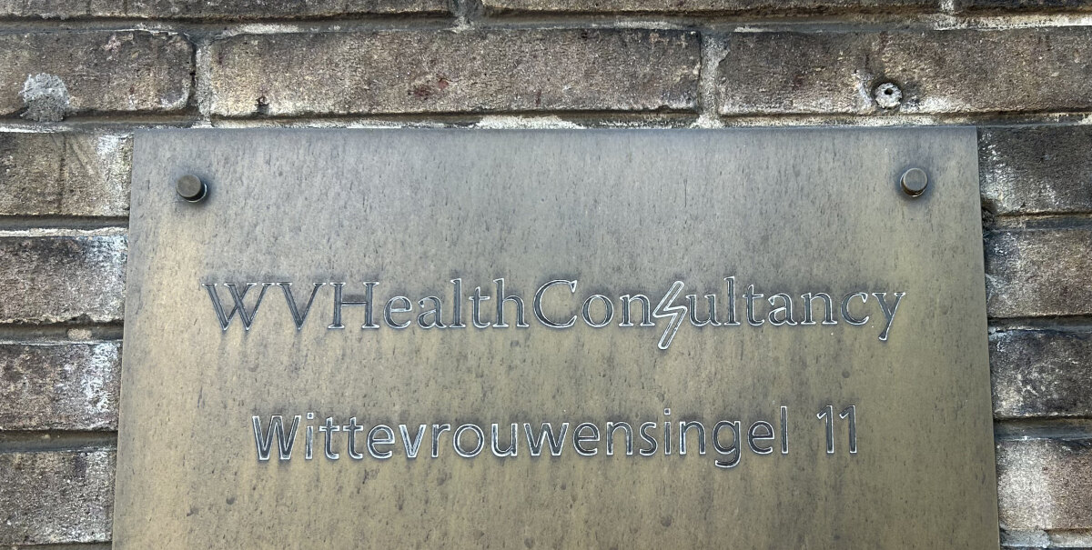 Dit bord van stichting WVHealthConsultancy heeft een aparte S. Foto: JT