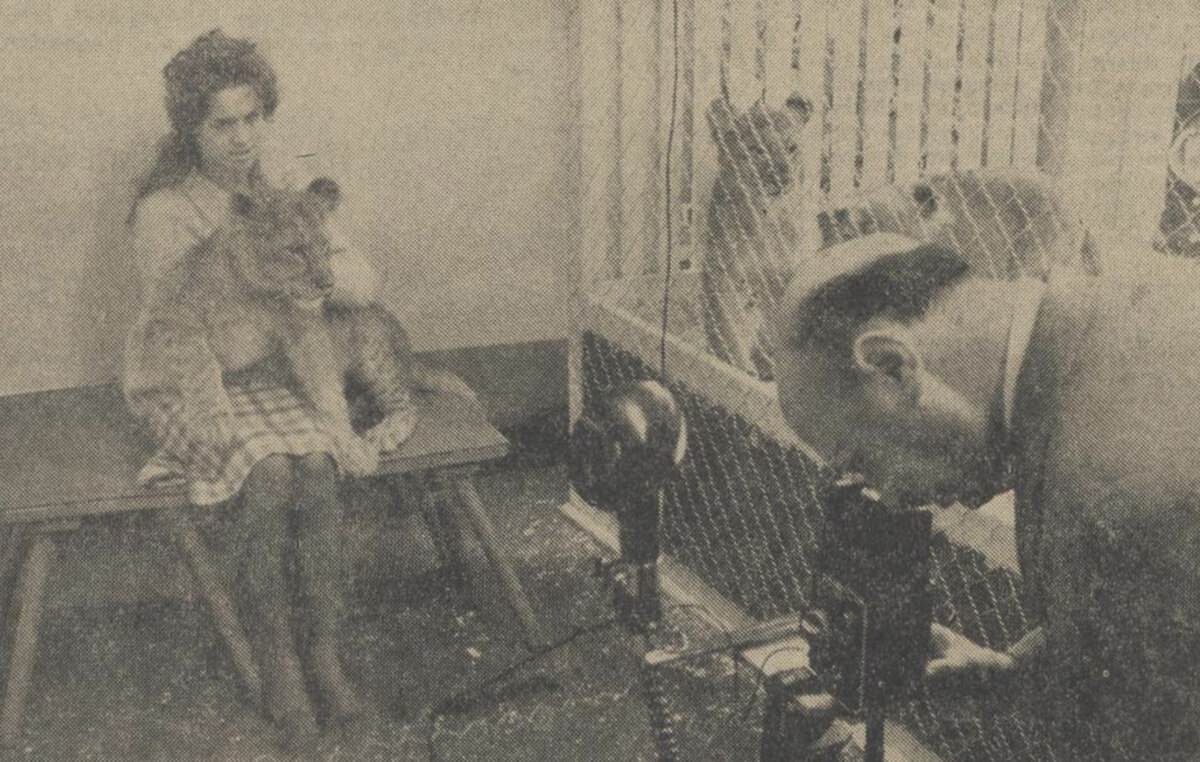 Een vrouw laat zich door Herschel vereeuwigen met een leeuwtje (De waarheid, 17-12-1959)