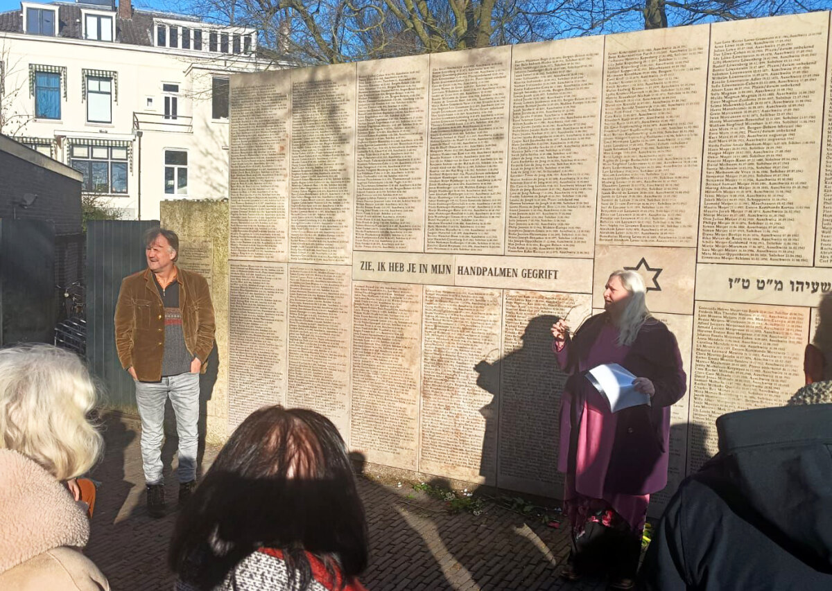 Rechts Doete Regts, die een toespraak hield. Links mede-organisator Jim Terlingen. Foto: E.E.S.M