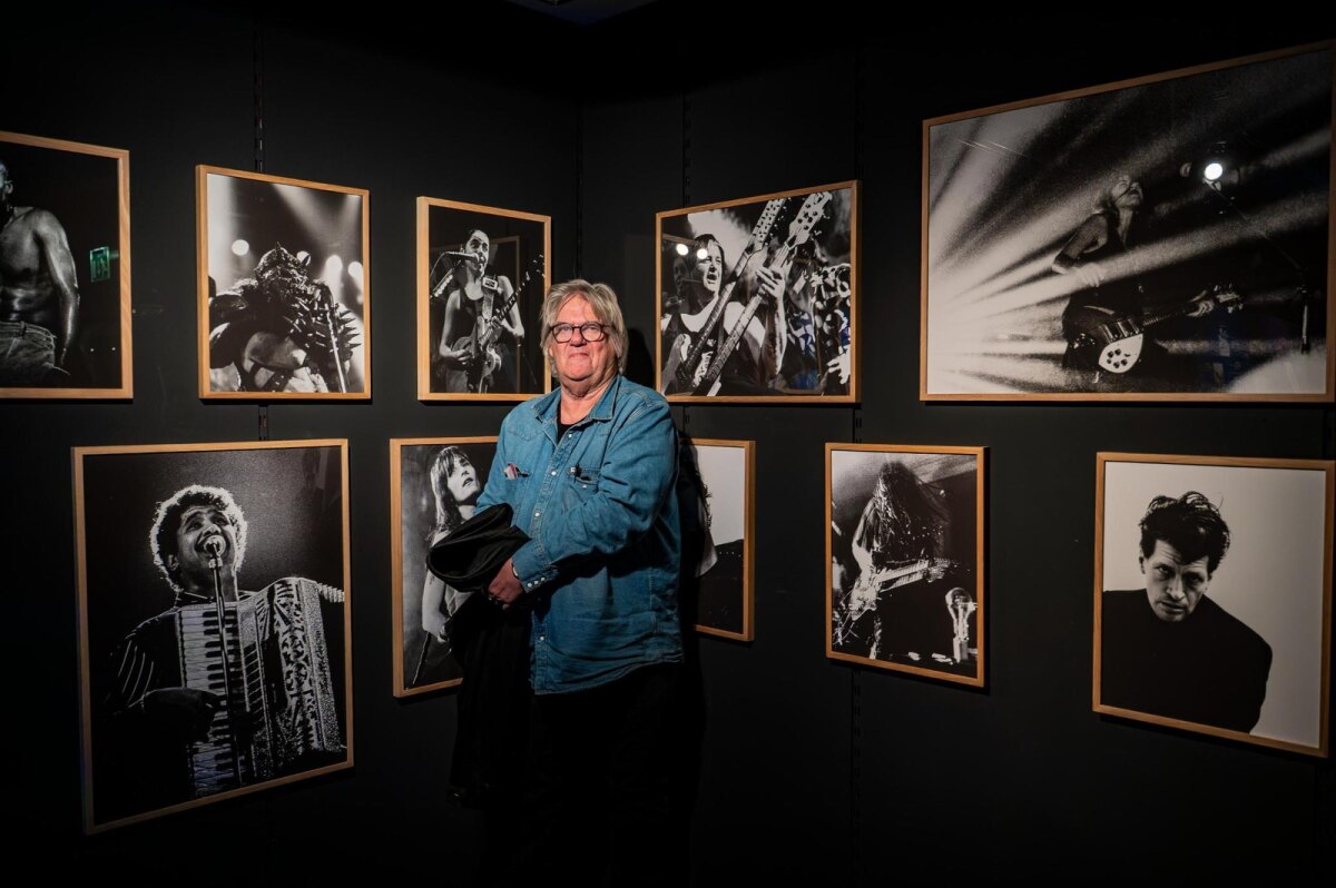 Jeroen Wielaert in de expositieruimte (foto: Harrie van Veen)
