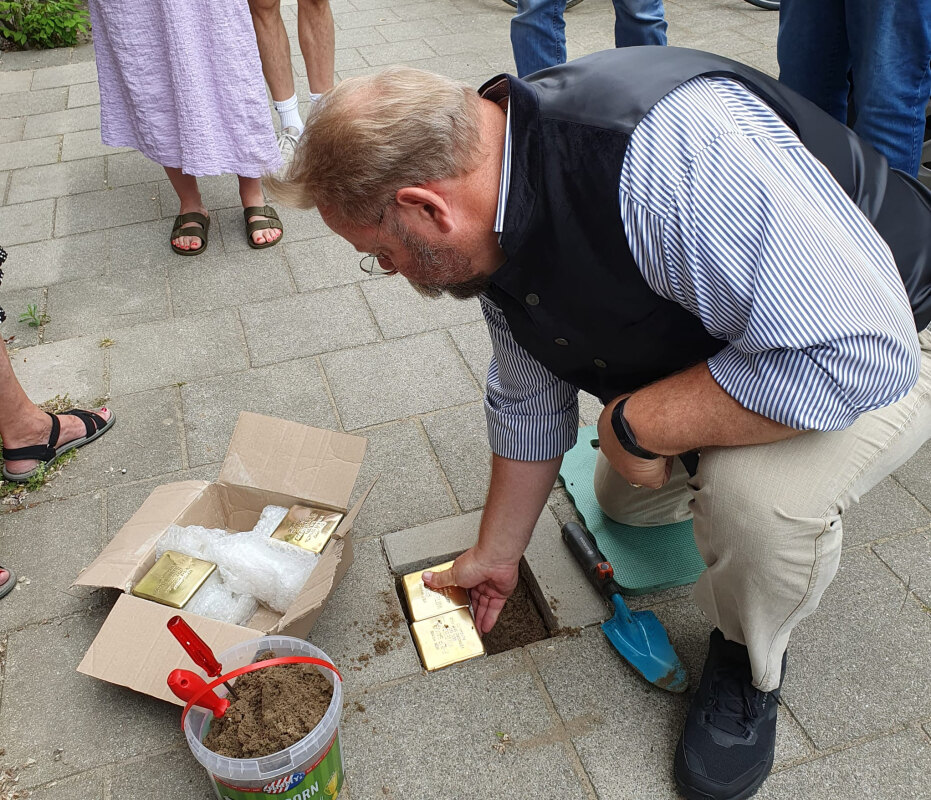 Wim Wiss tijdens het plaatsen van de struikelstenen in de Obrechtstraat