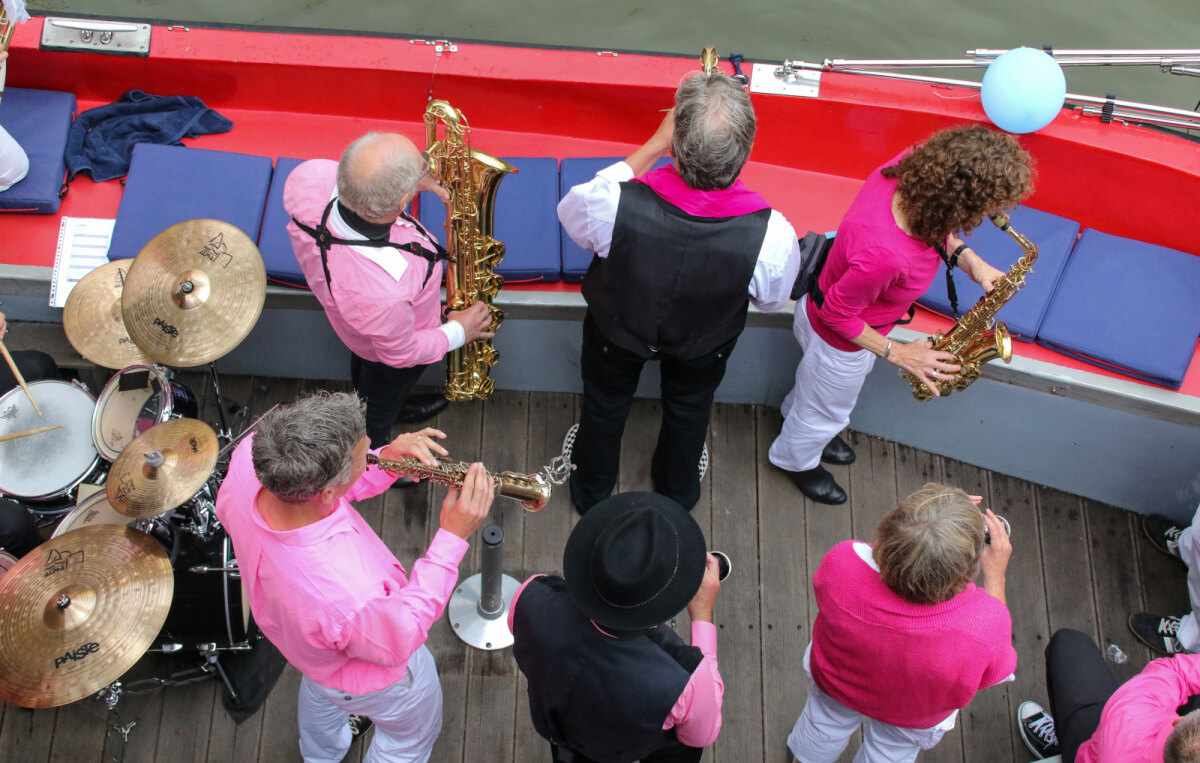 2015, juni - concert van het orkest Tegenwind in een boot op de Oudegracht ter gelegenheid van de Culturele Zondag met als thema 'The Battle'. Foto: Aad van der Tas/HUA