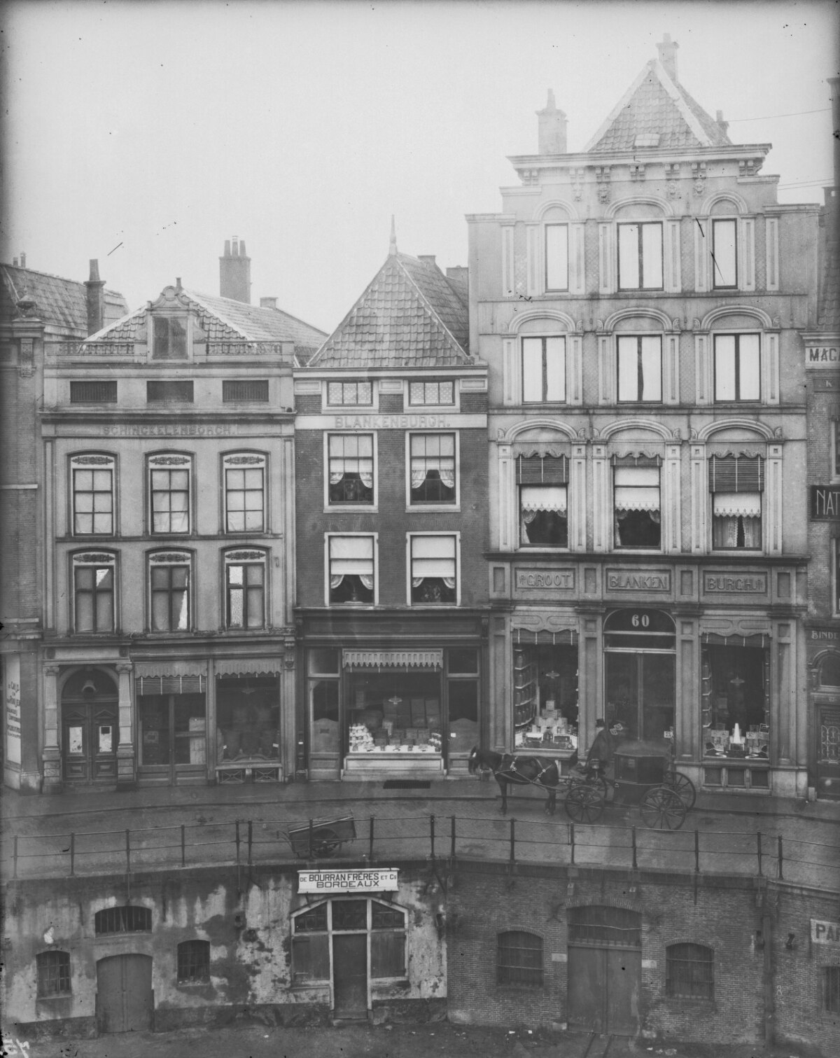 Links het pand Schinckelenborch, tegenwoordig Oudegracht 125. Foto rond 1900 (HUA)