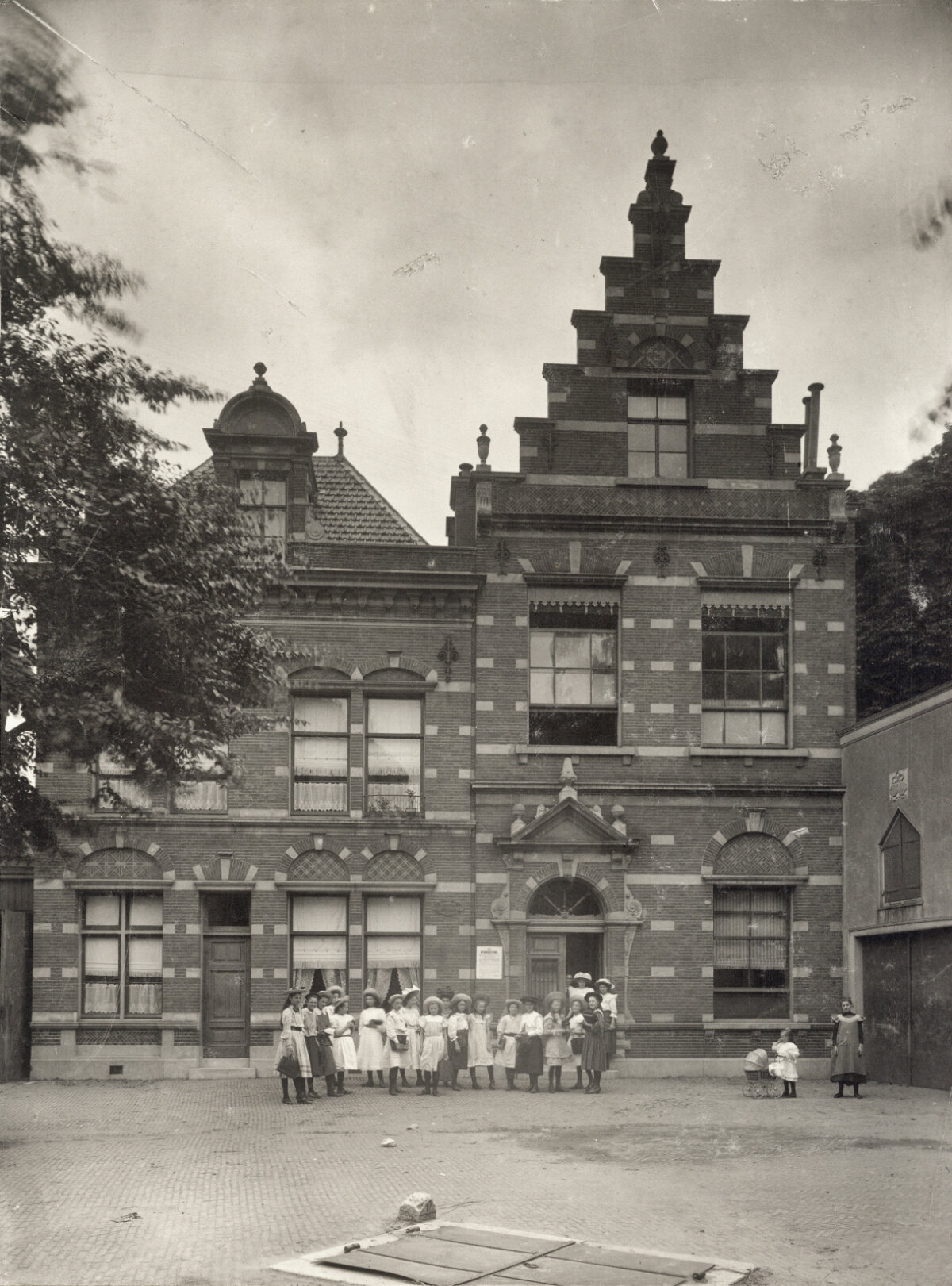 Kinderen voor de Openbare Lagere School voor meisjes Pieterskerkhof 10 in de periode 1900-1910. Foto: HUA