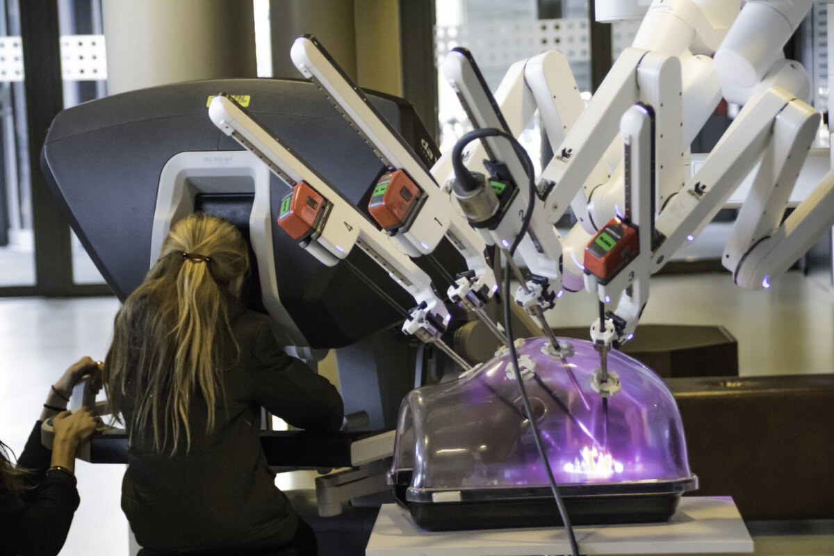 2018, november - Een meisje is bezig met de simulatie 'opereren met een robot' in de pop-up onderzoekswerkplaats 'Wie Wat Waarom' in TivoliVredenburg, in het kader van de Culturele Zondag 'Utrecht Digitaal'. Foto: Aad van der Tas/HUA