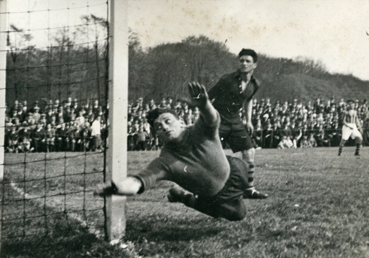 Spelmoment op het veld van Velox aan de Koningsweg, circa 1940-1950. Foto: Utrechts Archief