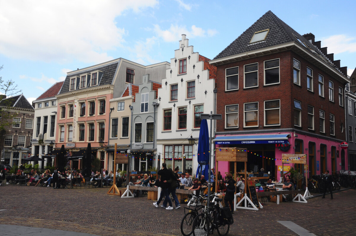 Foto: 2021 met café De Zaak in het hoekpand (HUA)