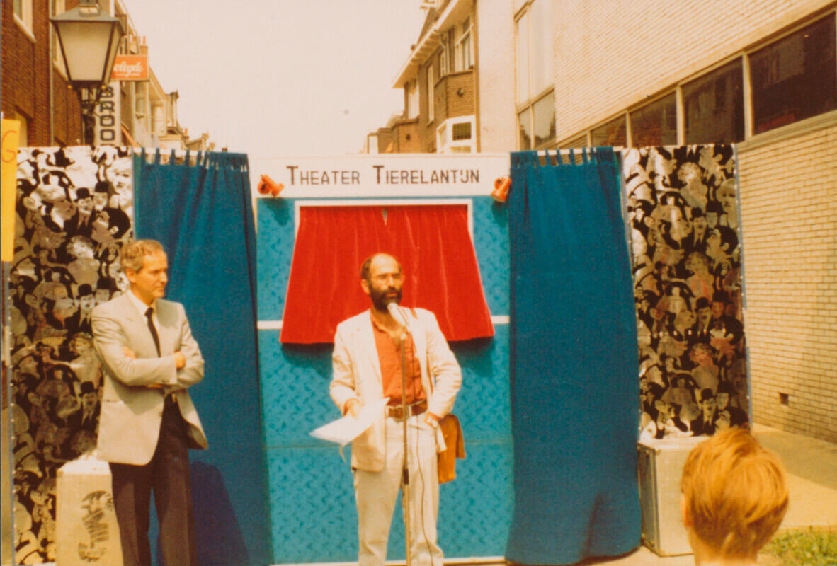 Wethouder Hans Rosenberg houdt in 1982 een toespraak in Wijk C. (Foto: Wijk C Komitee/HUA)
