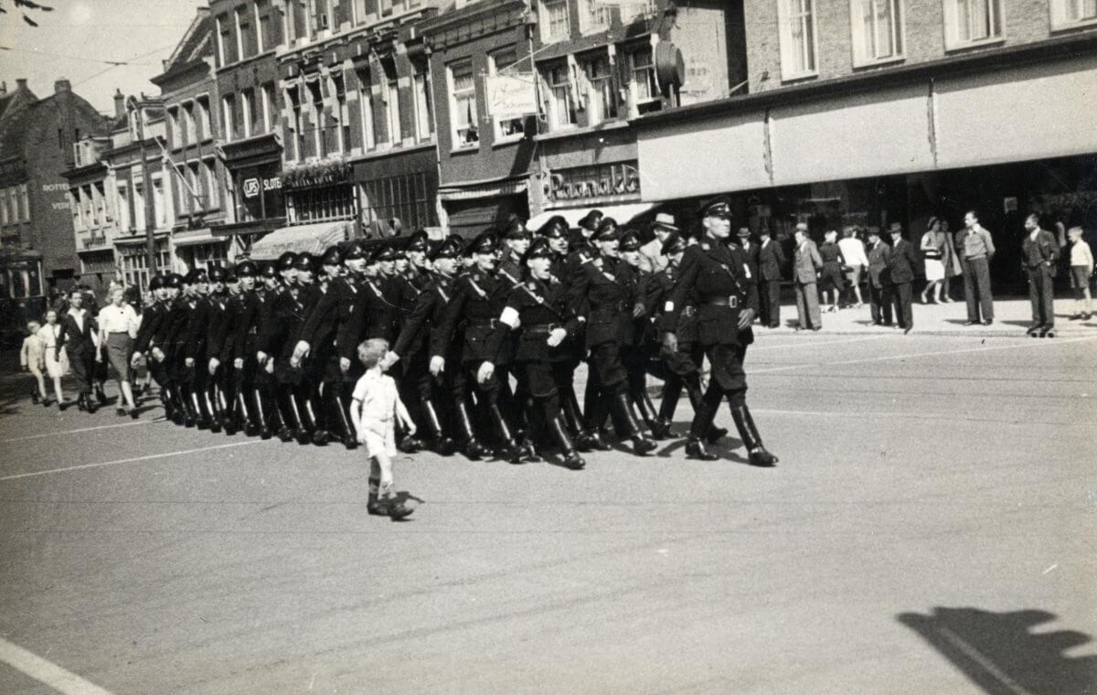 Marcherende WA'ers op het Vredenburg, 1942. Foto: fotodienst Schipper, collectie Utrechts Archief