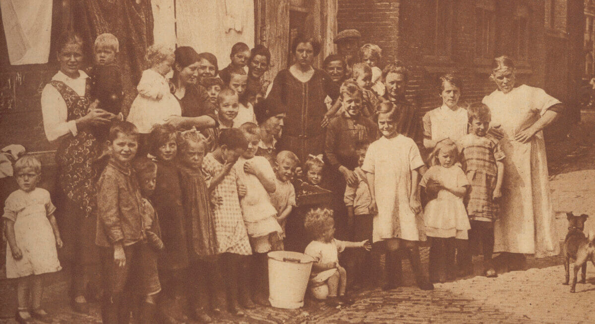 Afbeelding uit 1925 van een onbekende Utrechtse volksbuurt uit de collectie van het Volksbuurtmuseum.