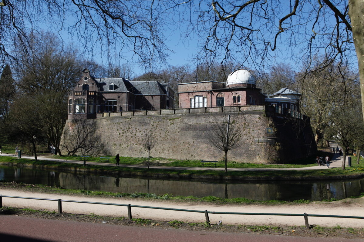 Zicht op de sterrenwacht Sonnenborgh; op de voorgrond de Stadsbuitengracht. Foto: HUA (2025)