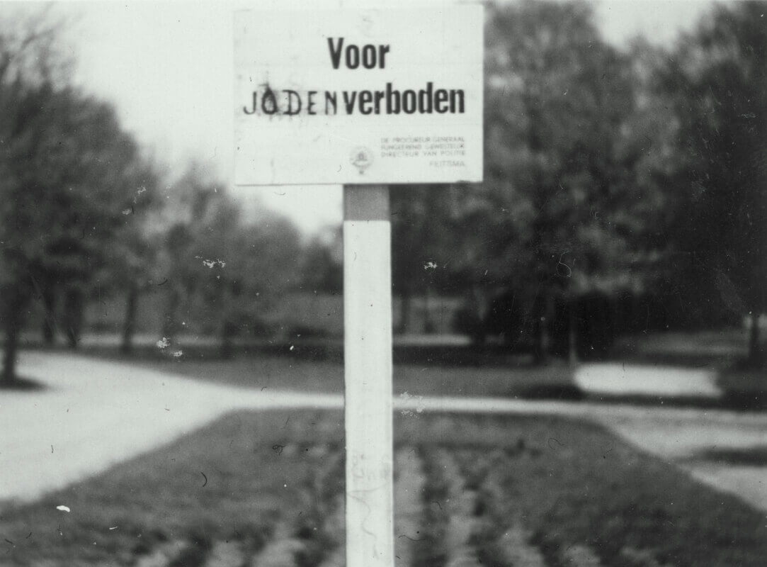 Bordje dat in 1942 is geplaatst in Oog in Al. Foto: J.G. de Graaf/HUA