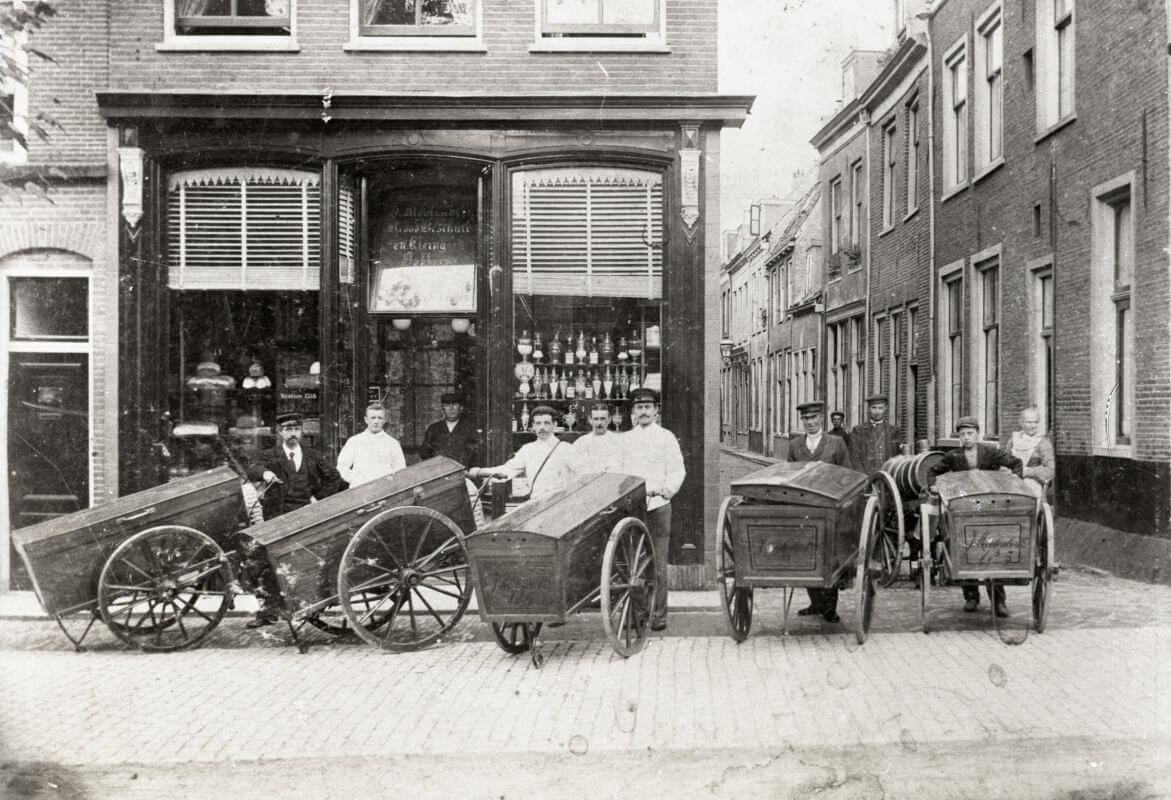 Medewerkers van bakkerij Moolenbeek poseren met hun karren, rond 1920. Foto: Het Utrechts Archief