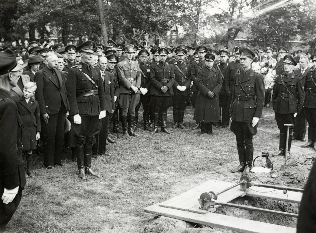 Hoge vertegenwoordigers van de NSB (Mussert), WA (Zondervan) en NSDAP (Nieschulz) aan het graf van Janse.