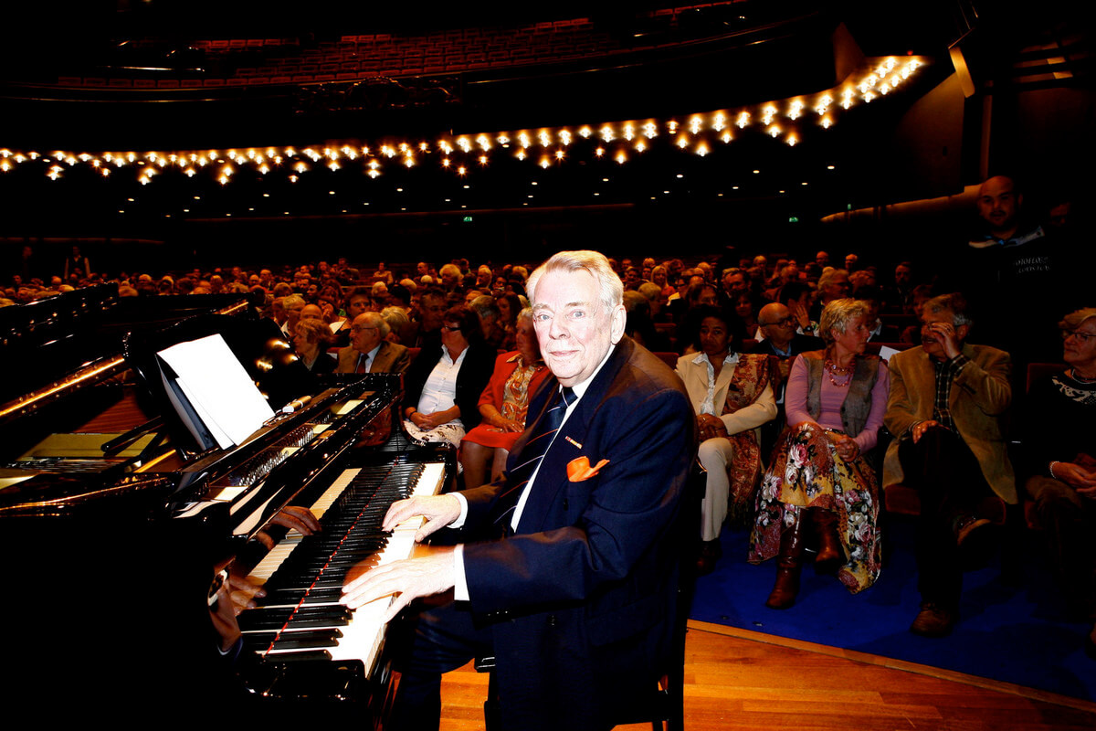 Joop Reynolds tijdens de lintjesuitreiking in de Stadsschouwburg in 2011. Foto: Ton van den Berg