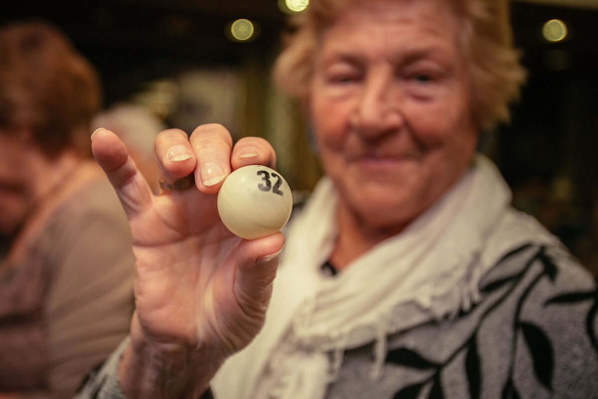 De pingpongballetjes bepalen bij meerdere bingo’s wie als eerste de prijs mag uitzoeken. Foto: Michel Boulogne