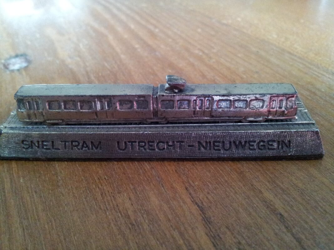 Herinneringsbeeldje aan de bouw van de sneltram. Foto: Ton van den Berg