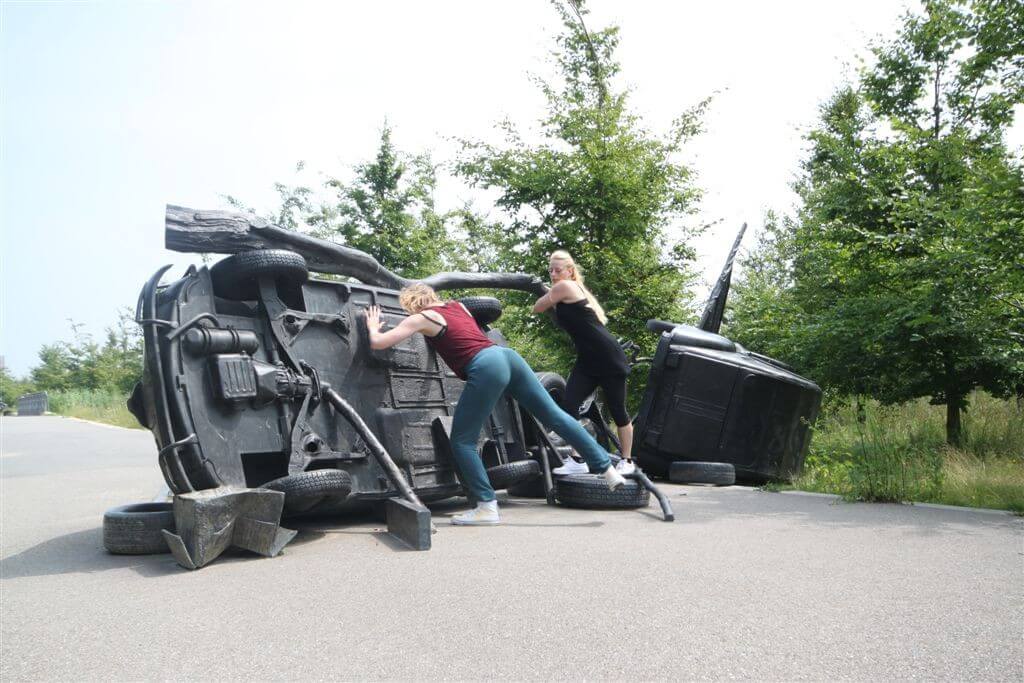 Kim Leeuw (links) en Katelijne Lindeijer eren het beeld ‘De Barricade’ in het hart van het Máximapark. Foto: Dries van Dijk